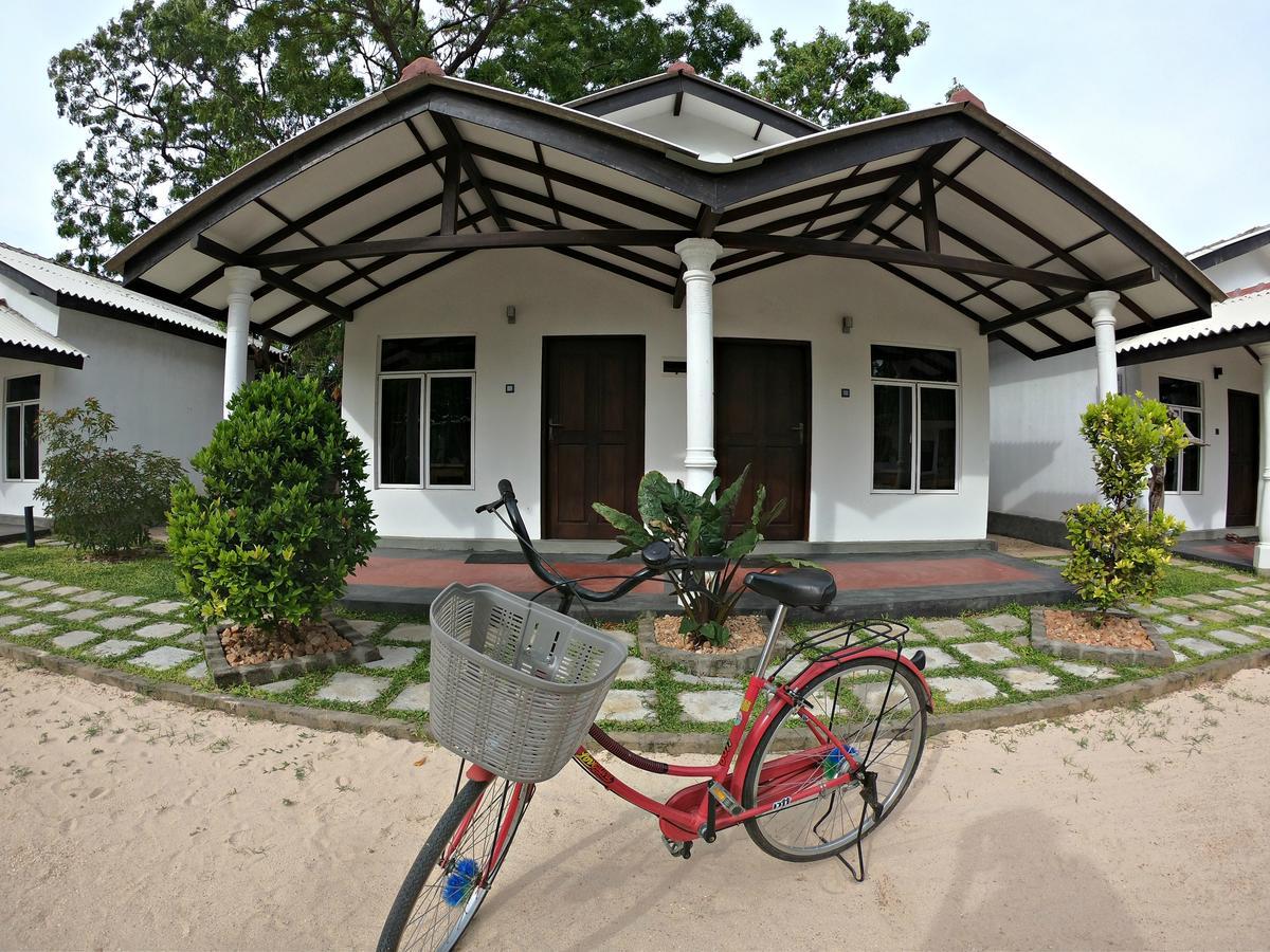 Luna Beach Hotel Nilaveli Extérieur photo